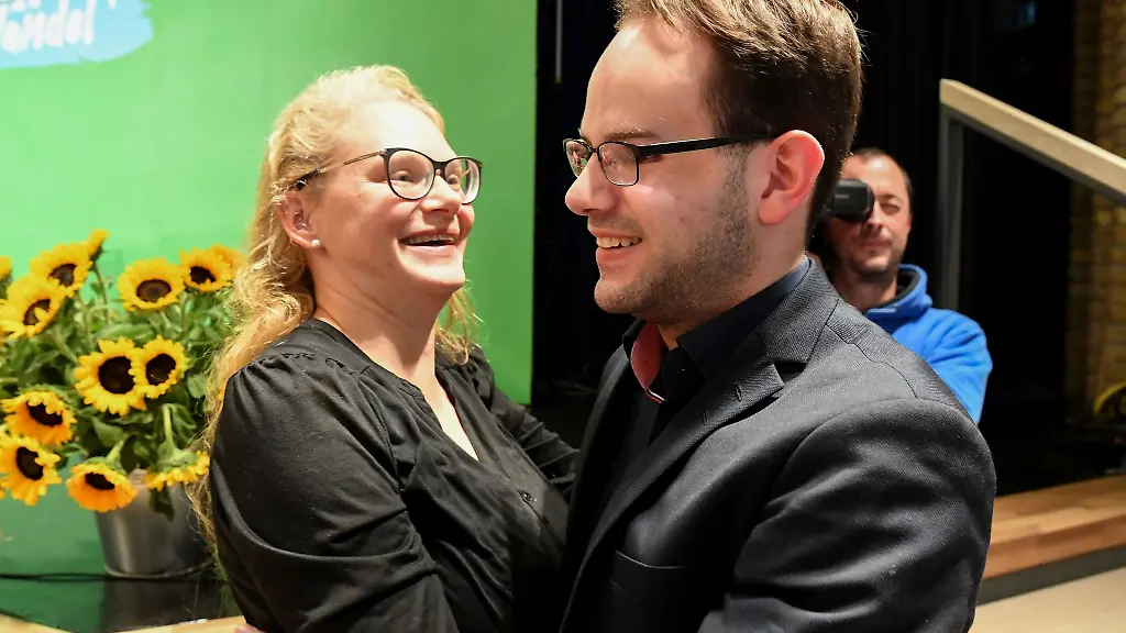 Ann-Kathrin-Tranziska-und-Steffen-Regis-Landesvorsitzende-von-Buendnis90-Die-Gruenen