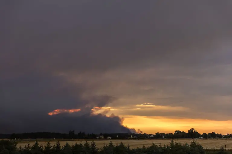 Rauch-von-Wald-und-Gebaeudebraenden-verdeckt-teilweise-den-Sonnenuntergang