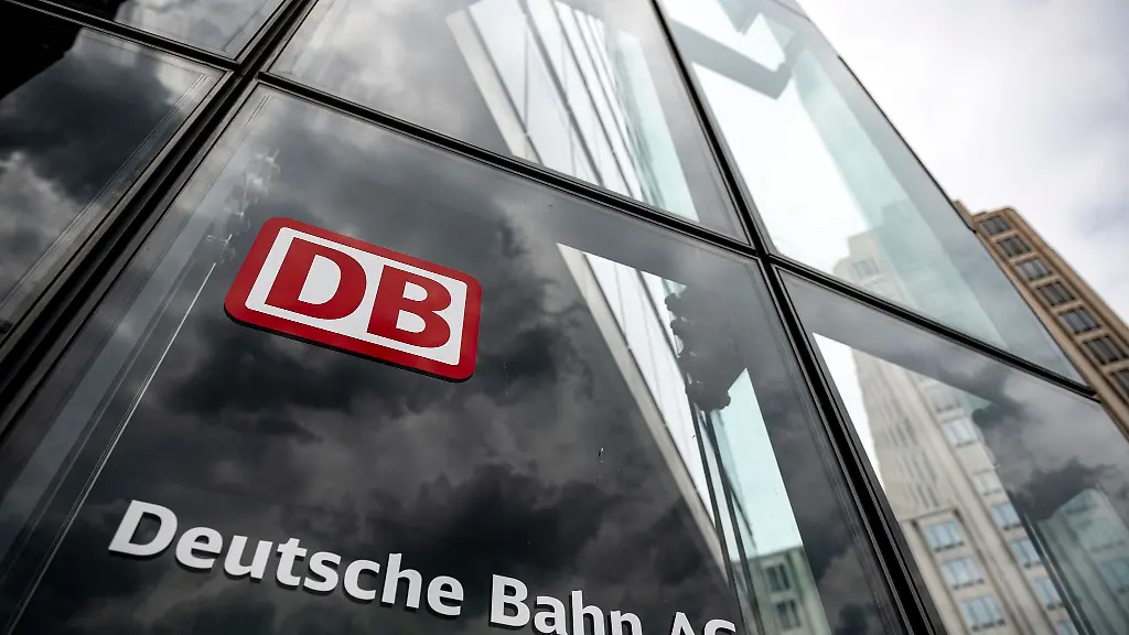 Der-Schriftzug-mit-Logo-steht-an-der-Zentrale-der-Deutschen-Bahn-in-Berlin