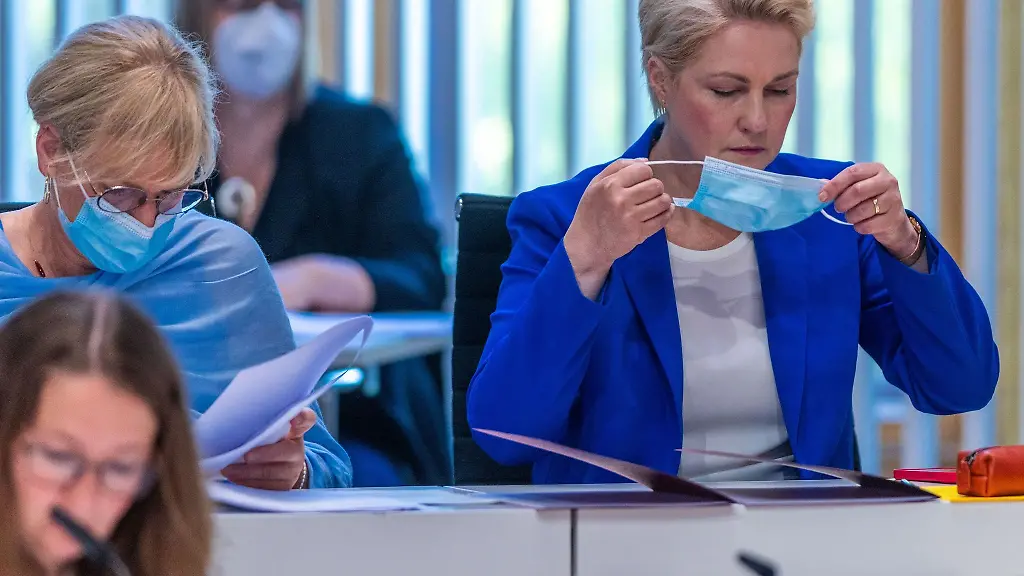 Manuela-Schwesig-SPD-r-die-Ministerpraesidentin-sitzt-neben-Simone-Oldenburg-Die-Linke-Bildungsministerin