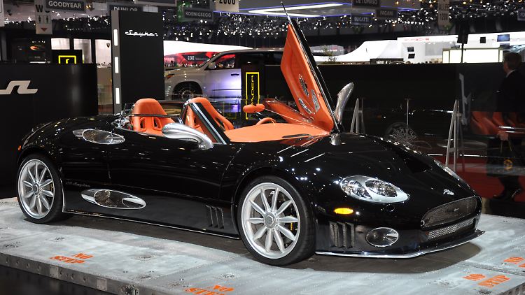 Spyker geht es mit dem Zweisitzer C8 Spyder SWB offen an.