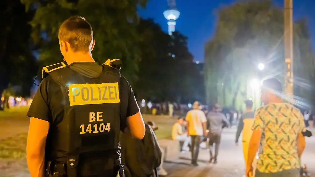 Polizisten-patrouillieren-im-James-Simon-Park-im-Berliner-Bezirk-Mitte-und-weisen-Besucher-auf-das-Alkoholverbot-hin
