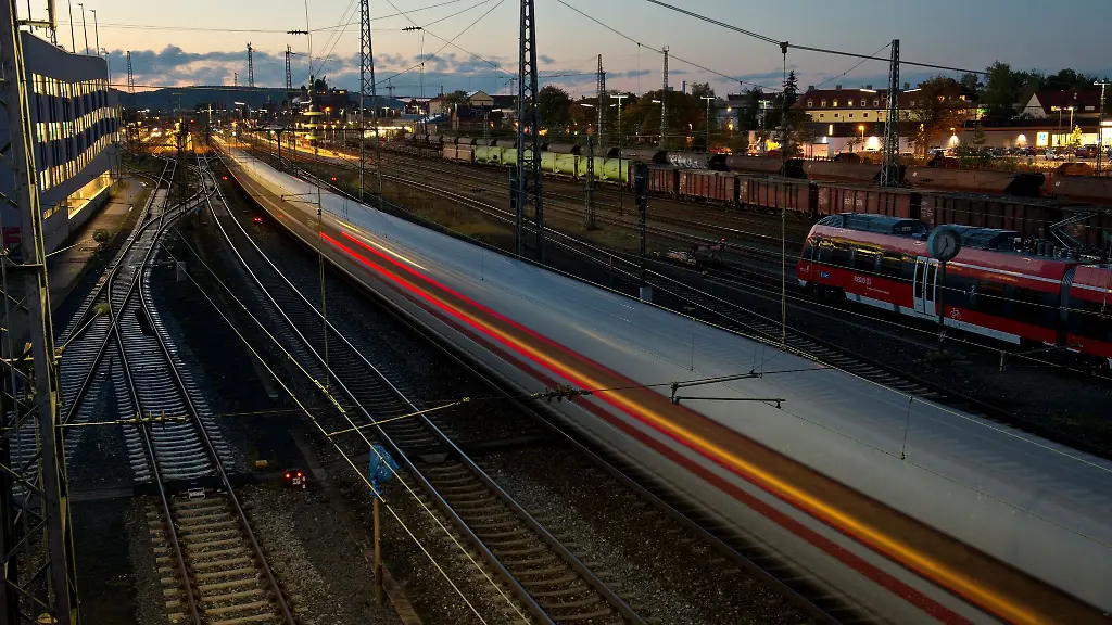 Ein-Intercity-Express-ICE-faehrt-in-den-Hauptbahnhof-Bamberg-ein