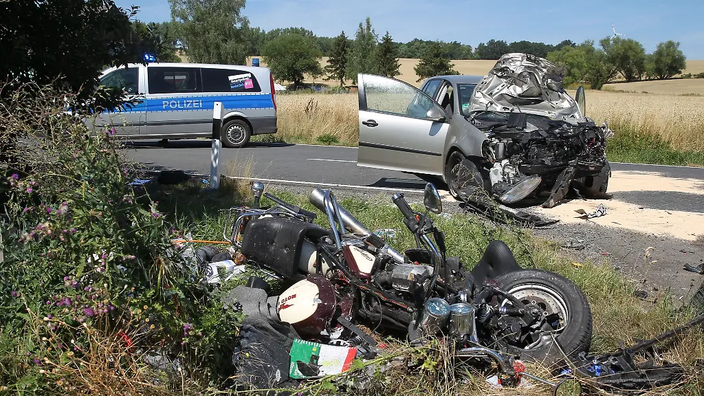 Truemmer-liegen-an-einer-Unfallstelle