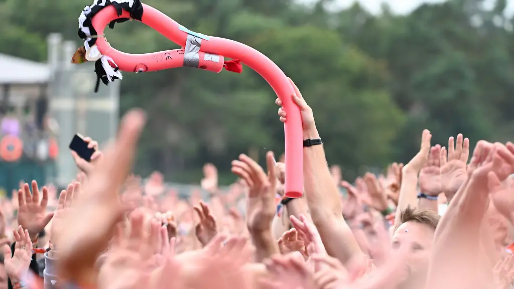 Besucher-stehen-vor-der-Buehne-beim-Konzert