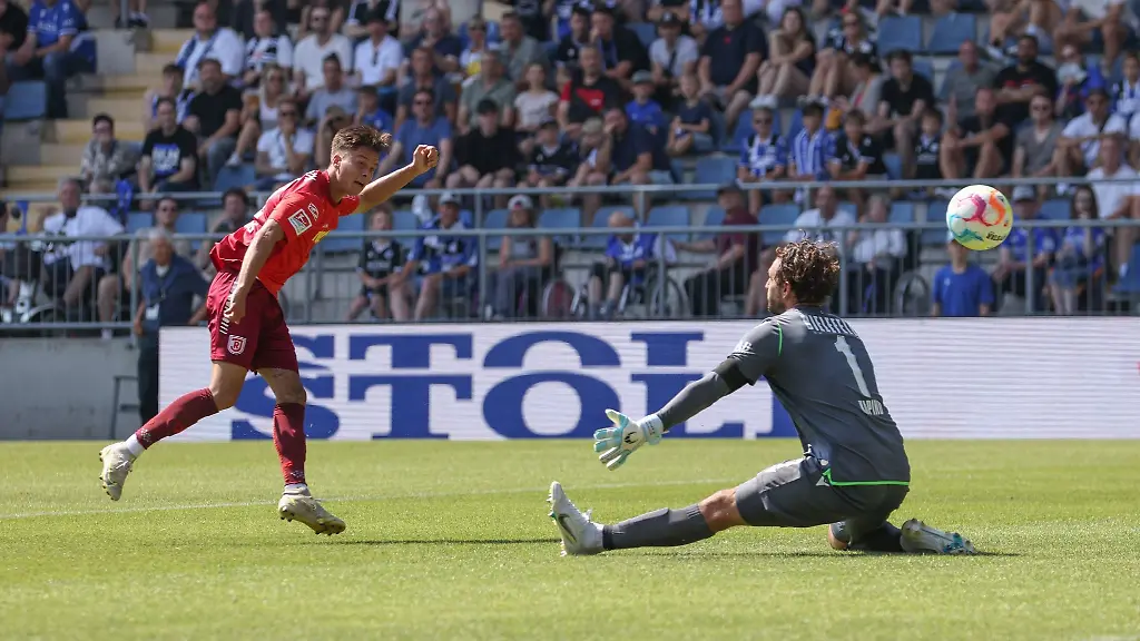 Bielefelds-Torwart-Stefanos-Kapino-r-kassiert-den-Treffer-zum-0-3