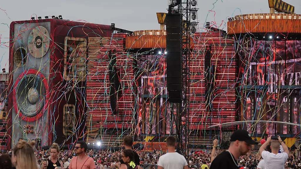 Besucher-stehen-vor-der-Mainstage-auf-dem-Musikfestival-Parookaville