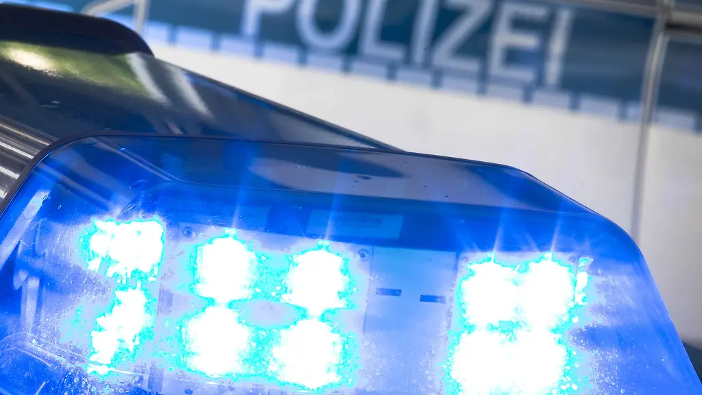 Ein-Blaulicht-auf-dem-Dach-eines-Polizeiwagens