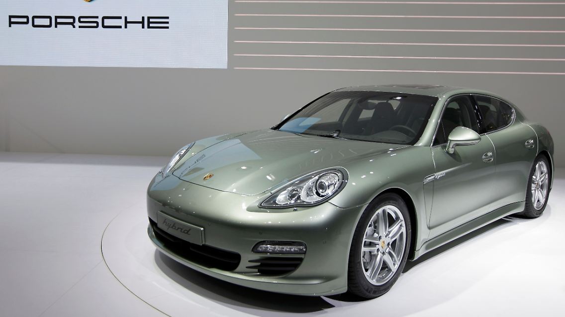 2011-03-01T123936Z_01_GVA45_RTRMDNP_3_AUTOSHOW-GENEVA.JPG3205667736709488086.jpg