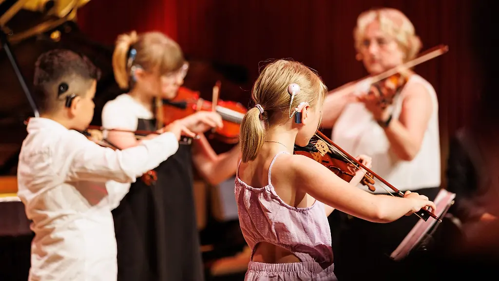 Hoergeschaedigte-Kinder-mit-einem-Chochlea-Implantat-spielen-ein-Konzert-auf-Violinen-im-kleinen-Sendesaal-vom-NDR-Landesfunkhaus