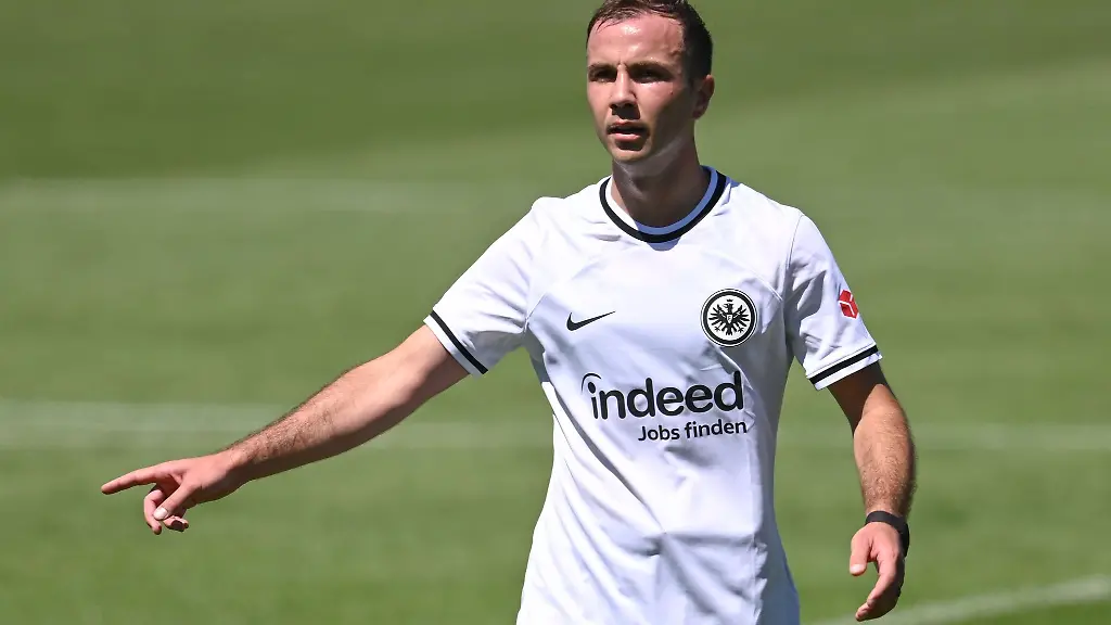 Neuzugang-Mario-Goetze-nimmt-am-Trainingsauftakt-von-Eintracht-Frankfurt-teil