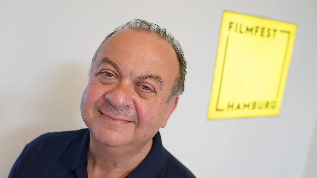 Festivalleiter-Albert-Wiederspiel-steht-vor-dem-Eingang-des-Bueros-des-Fimfestes-Hamburg-in-der-Innenstadt