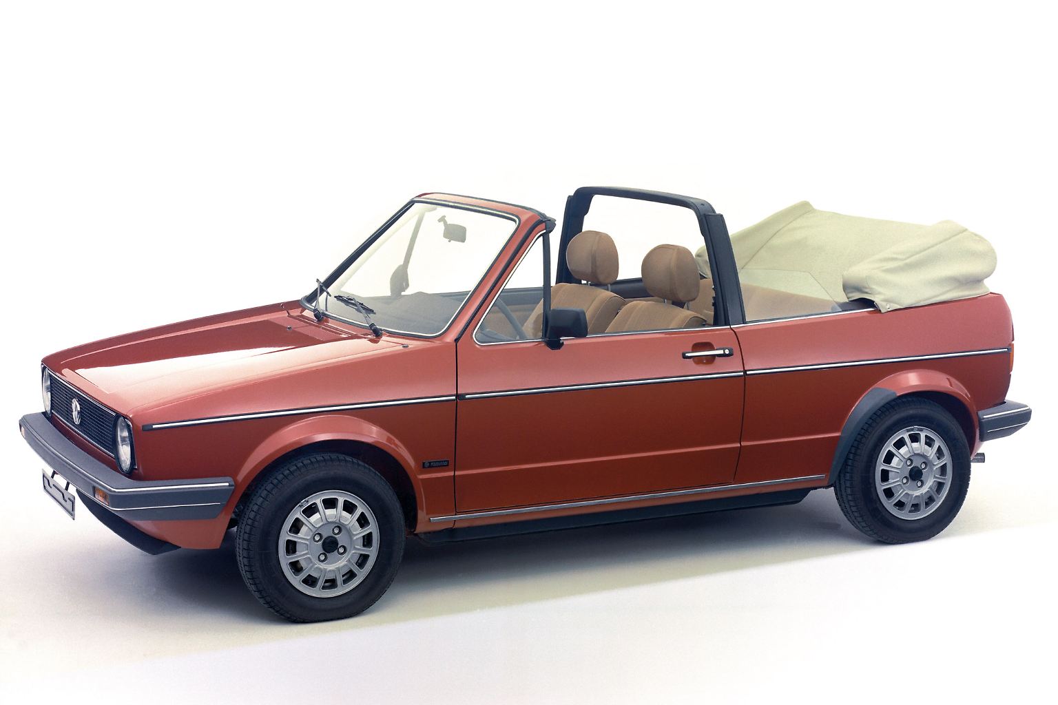 VW hat mit dem Golf Cabrio einen Coup gelandet, der so nicht zu erwarten war. In den frühen siebziger Jahren sah es schlecht aus für Cabrios. Ein Modell nach dem anderen verschwand vom Markt. 