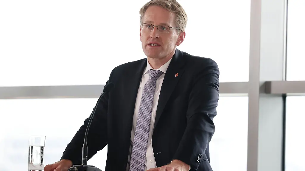 Daniel-Guenther-CDU-Ministerpraesident-von-Schleswig-Holstein-spricht-waehrend-einer-Pressekonferenz