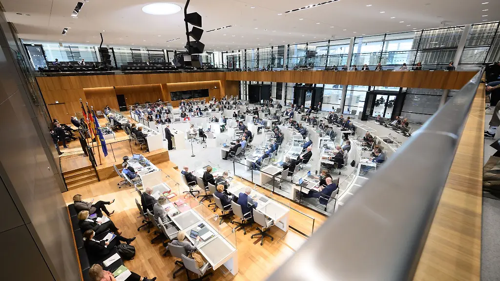 Die-Abgeordneten-sitzen-im-Plenum-im-niedersaechsischen-Landtag
