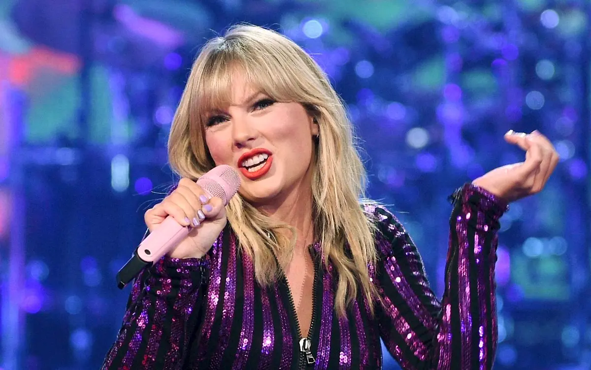 Was-fuer-eine-Ueberraschung-Country-Pop-Saengerin-Taylor-Swift-hat-unangekuendigt-in-London-performt