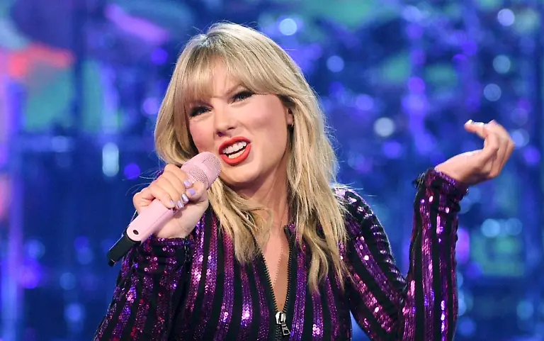 Was-fuer-eine-Ueberraschung-Country-Pop-Saengerin-Taylor-Swift-hat-unangekuendigt-in-London-performt