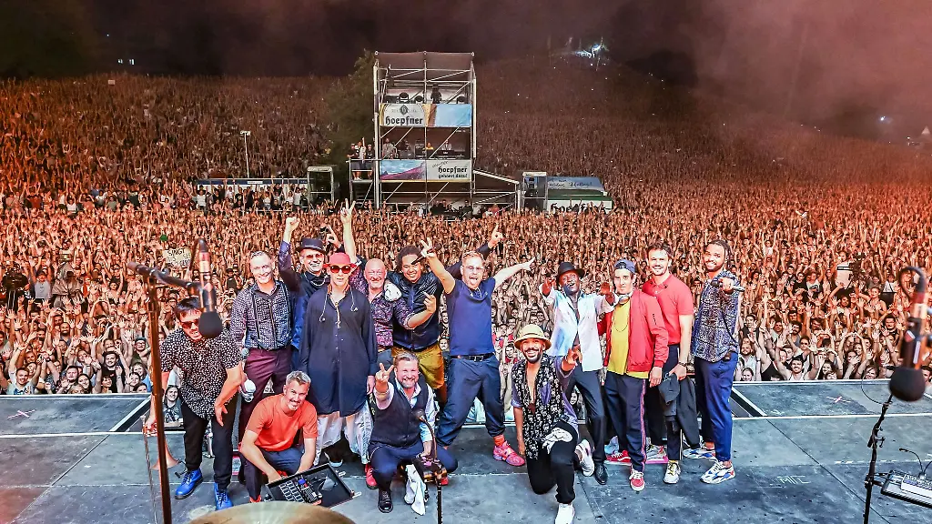 Die-Band-Seeed-steht-nach-ihrem-Auftritt-beim-Open-Air-Festival-Das-Fest-am-ersten-Tag-der-Veranstaltung-in-der-Guenther-Klotz-Anlage-zusammen