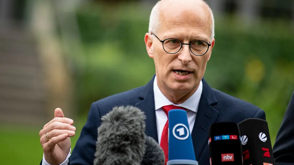 Peter-Tschentscher-SPD-Erster-Buergermeister-von-Hamburg-nimmt-an-einer-Pressekonferenz-teil