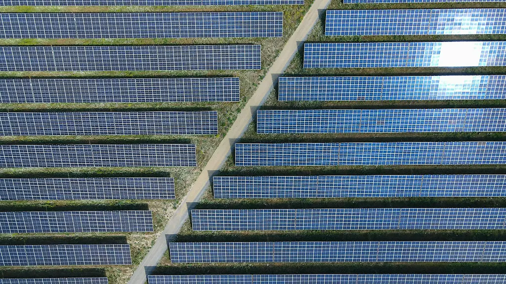 Die-Sonne-scheint-auf-Photovoltaik-Freiflaechenanlage-in-einem-Solarpark