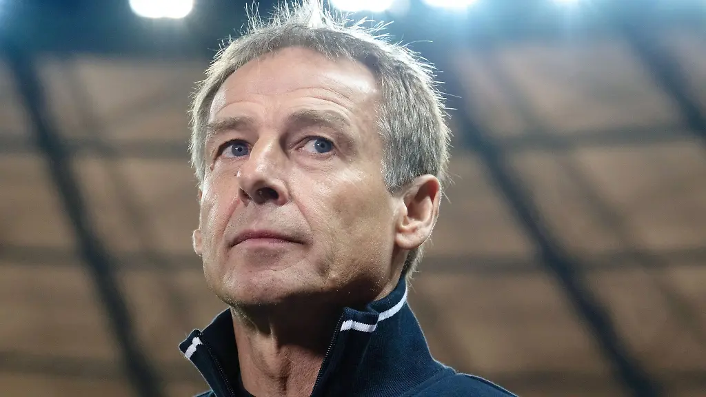 Ex-Trainer-Juergen-Klinsmann-steht-im-Stadion