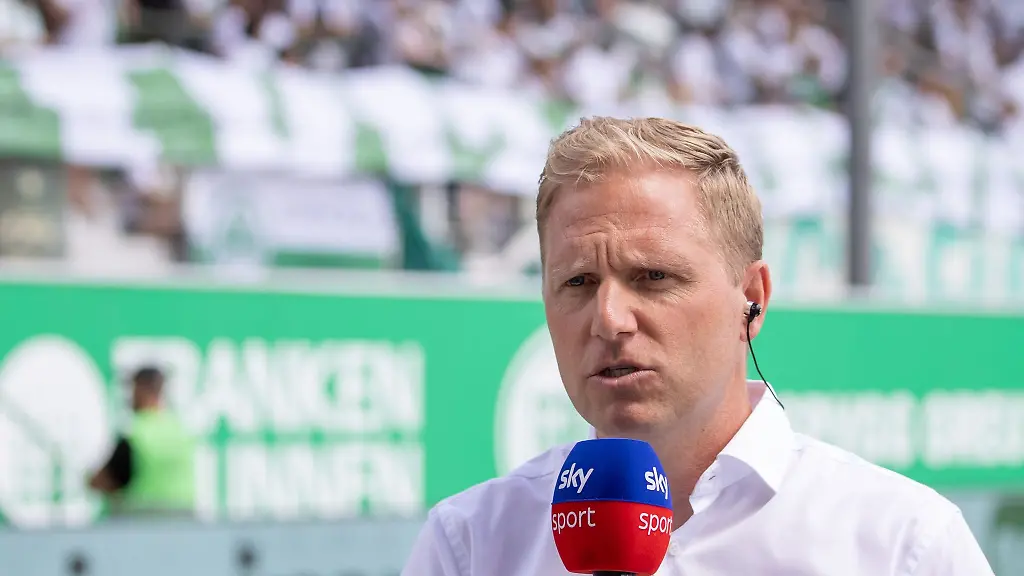Der-Fuerther-Trainer-Marc-Schneider-gibt-vor-Spielbeginn-ein-Interview-fuer-Sky