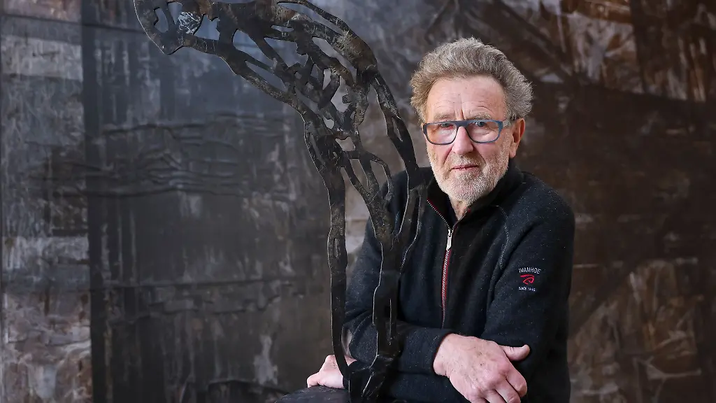 Michael-Morgner-steht-in-seinem-Atelier-neben-einer-Vorlage-fuer-die-Figur-Reliquie-Mensch