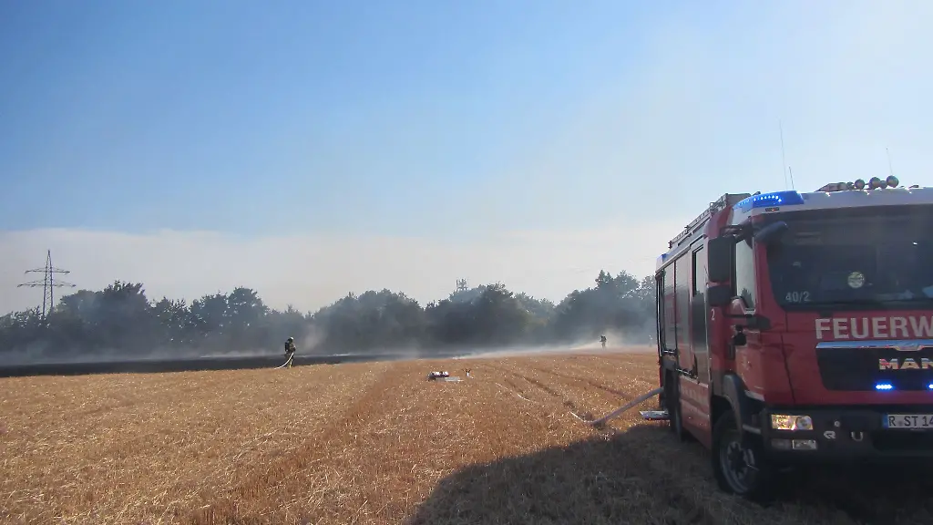 Die-Feuerwehr-loescht-den-Brand-eines-abgeernteten-Getreidefelds-bei-Regensburg