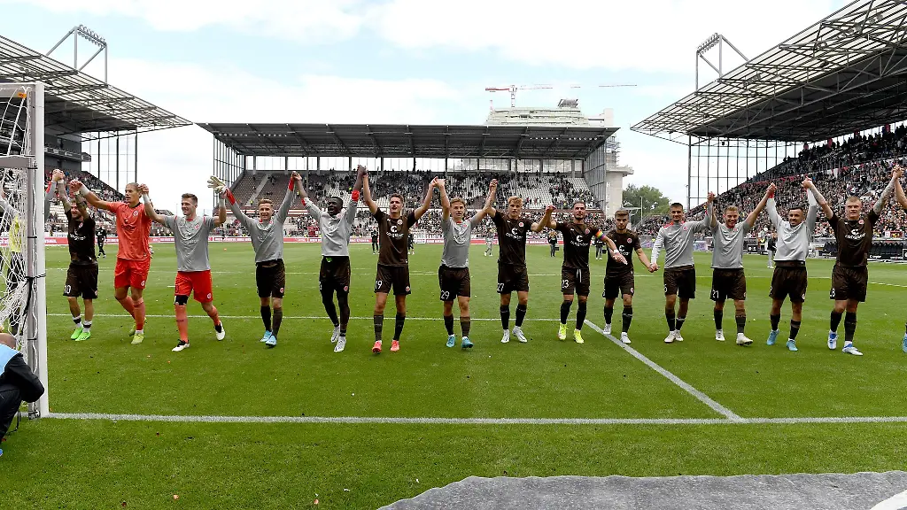 Die-Spieler-von-St-Pauli-feiern-vor-den-Fans-ihren-Sieg