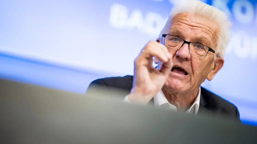 Baden-Wuerttembergs-Ministerpraesident-Winfried-Kretschmann-Gruene-spricht-bei-einer-Pressekonferenz