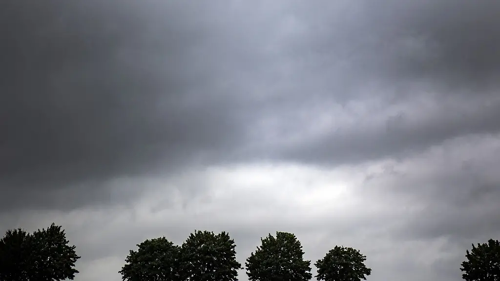 Dunkle-Wolken-ziehen-auf