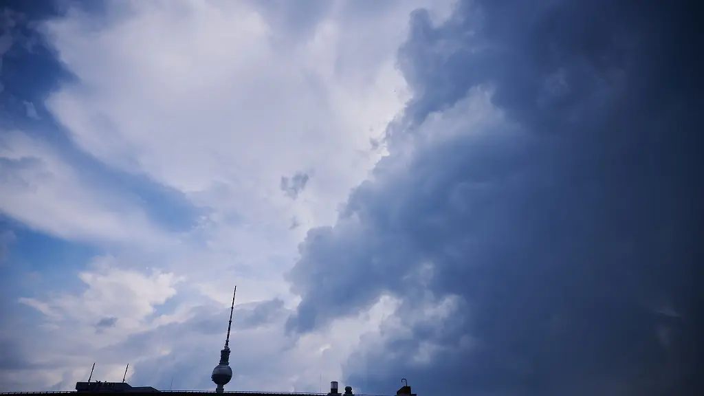 Dunkle-Wolken-ziehen-Richtung-Fernsehturm