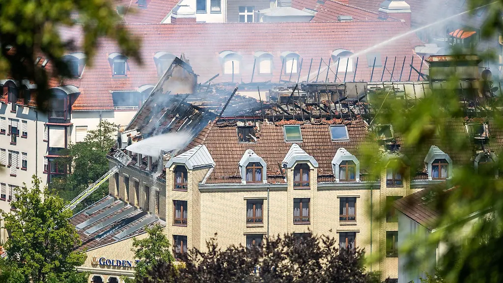 Von-einem-ferngesteuerten-Korb-einer-Feuerwehr-werden-Glutnester-eines-Dachstuhlbrandes-geloescht