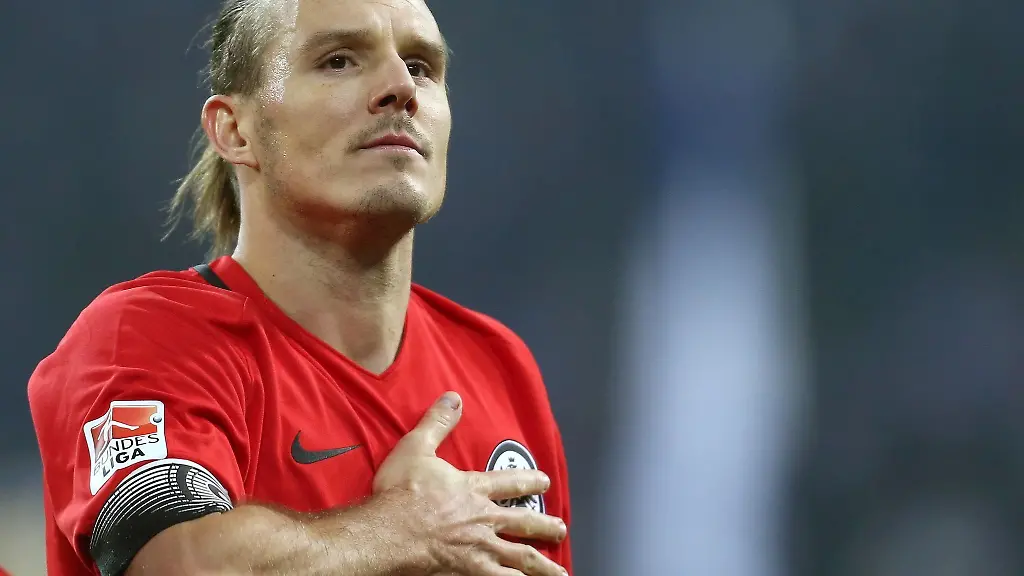 Frankfurts-Alexander-Meier-haelt-seine-rechte-Hand-auf-das-Vereinswappen-seines-Trikots