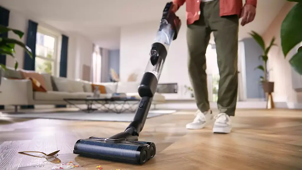 Der-Philips-9000-AquaTrio-wischt-und-saugt