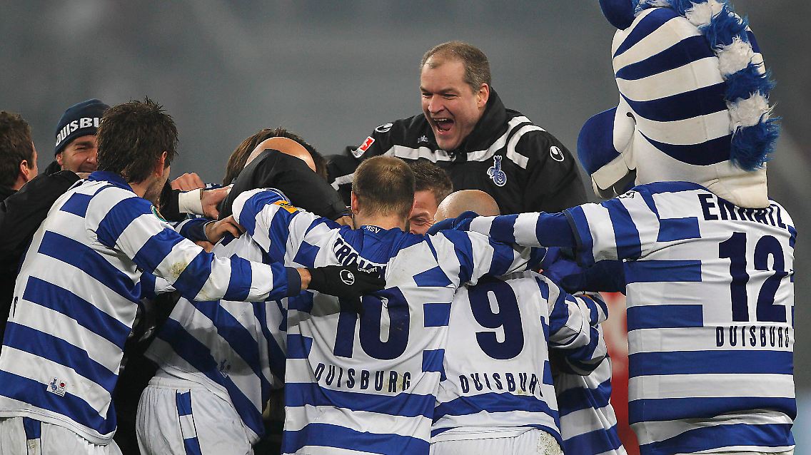 Sieger mit Maskottchen: Die Spieler des MSV Duisburg feiern den Finaleinzug.
