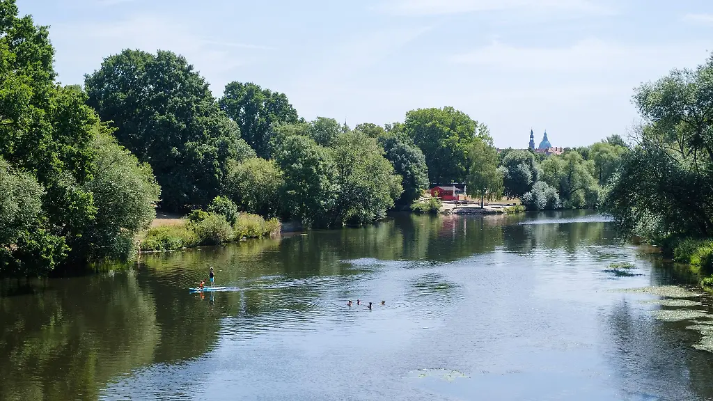 Badegaeste-kuehlen-sich-in-der-Leine-ab