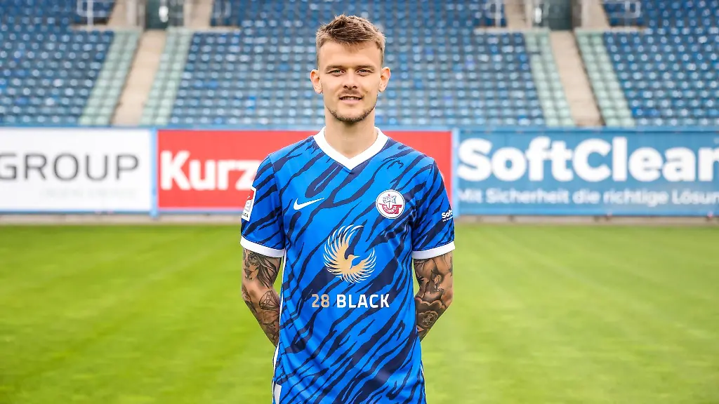 Rostocks-Sebastien-Thill-schaut-in-die-Kamera