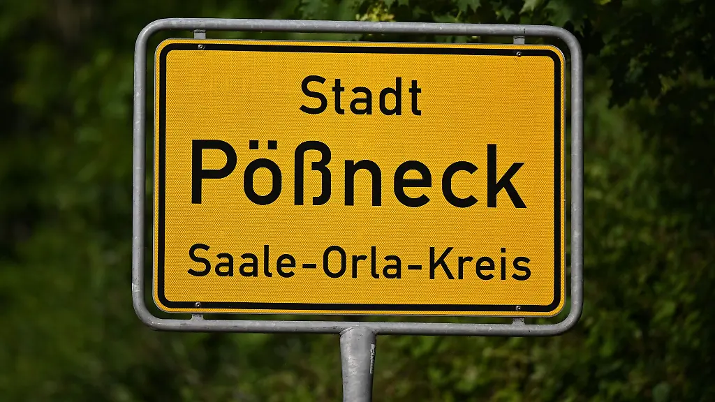 Das-Ortseingangsschild-von-Poessneck-im-Saale-Orla-Kreis