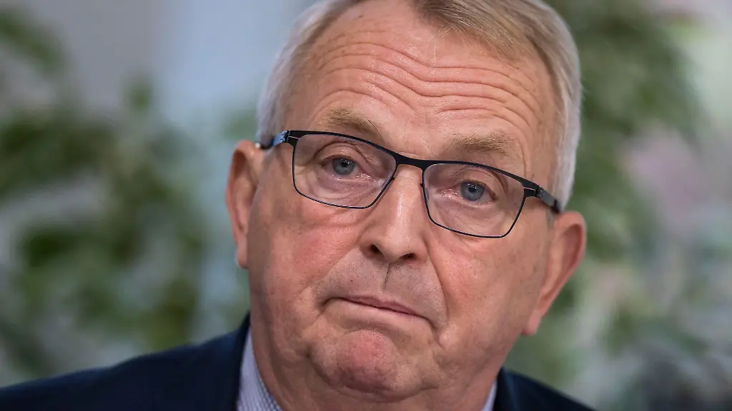 Mecklenburg-Vorpommerns-Agrarminister-Till-Backhaus-spricht-auf-einer-Pressekonferenz