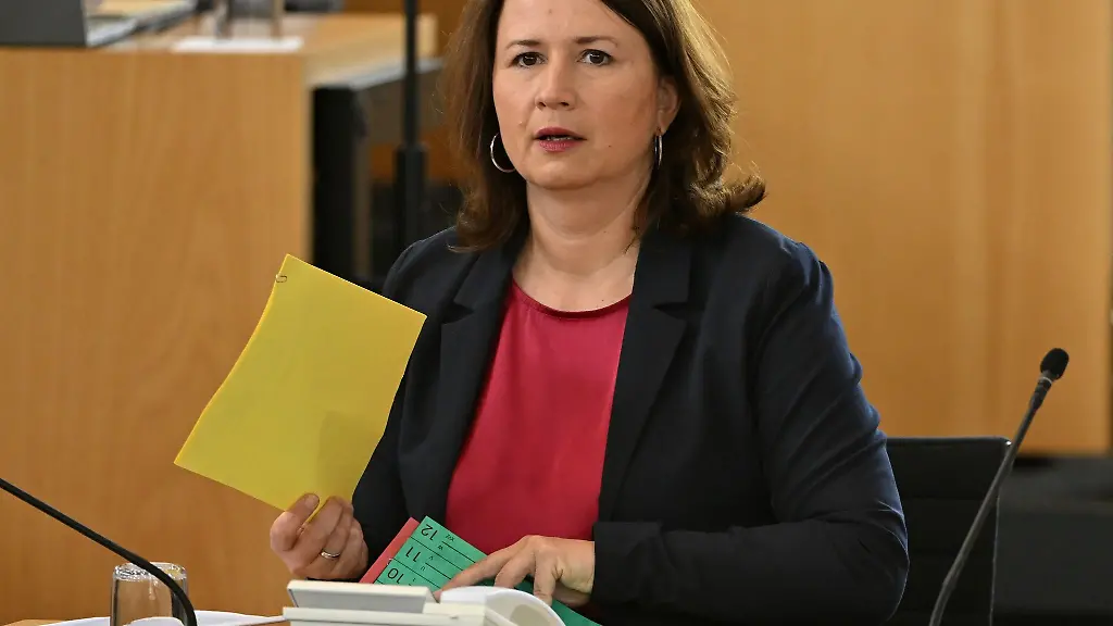 Thueringens-Umweltministerin-Anja-Siegesmund-sitzt-im-Plenarsaal-des-Thueringer-Landtags