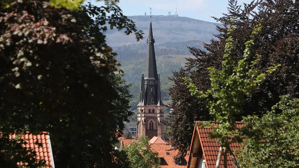 Blick-vom-Lustgarten-auf-den-Liebfrauenkirchturm-und-den-Brocken