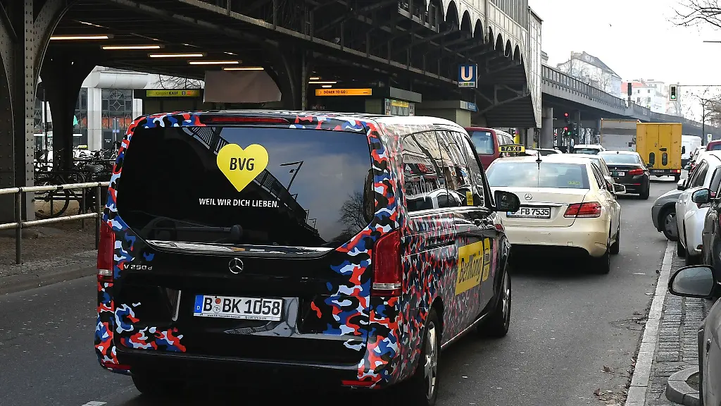 Ein-Van-vom-Fahrservice-der-BVG-Berlkoenig-faehrt-ueber-eine-Strasse-in-Kreuzberg