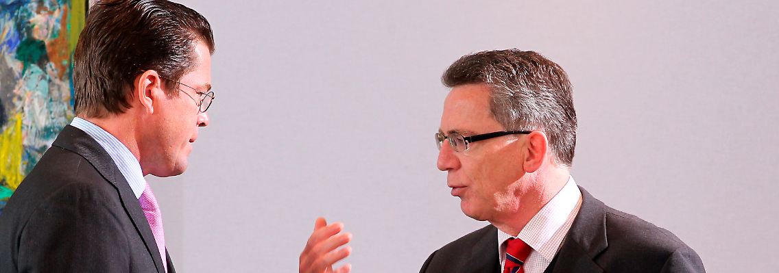 Thomas de Maizière im Gespräch mit Karl-Theodor zu Guttenberg (Archivbild).