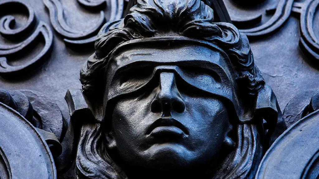 Ein-Relief-mit-dem-Gesicht-der-Justitia-an-einem-Gericht