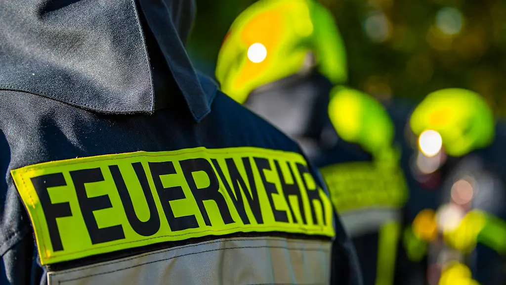 Feuerwehrleute-stehen-zusammen-um-den-Einsatz-zu-besprechen