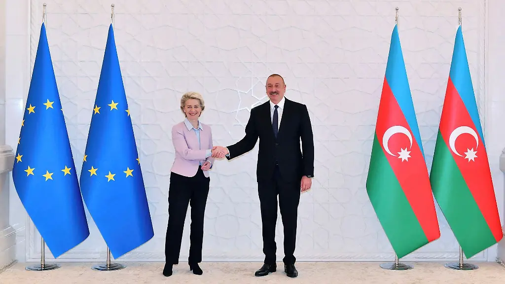 U-Kommissionspraesidentin-Ursula-von-der-Leyen-und-Aserbaidschans-Praesident-Ilham-Aliyev