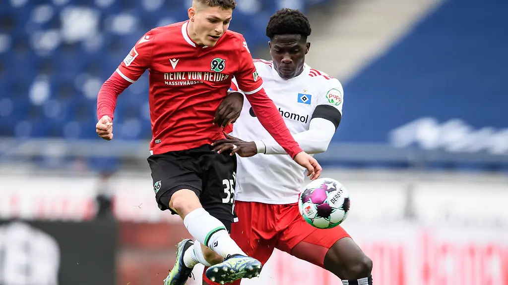 Hannovers-Florent-Muslija-l-spielt-gegen-Hamburgs-damaligen-Spieler-Amadou-Mvom-Onana
