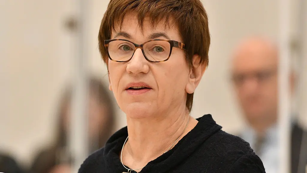 Brandenburgs-Staatskanzleichefin-Kathrin-Schneider-spricht-im-Landtag