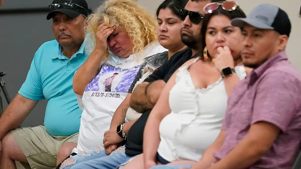 Angehoerige-der-Opfer-des-Schulmassakers-in-Uvalde-hoeren-dem-Untersuchungsausschuss-des-texanischen-Repraesentantenhauses-zu